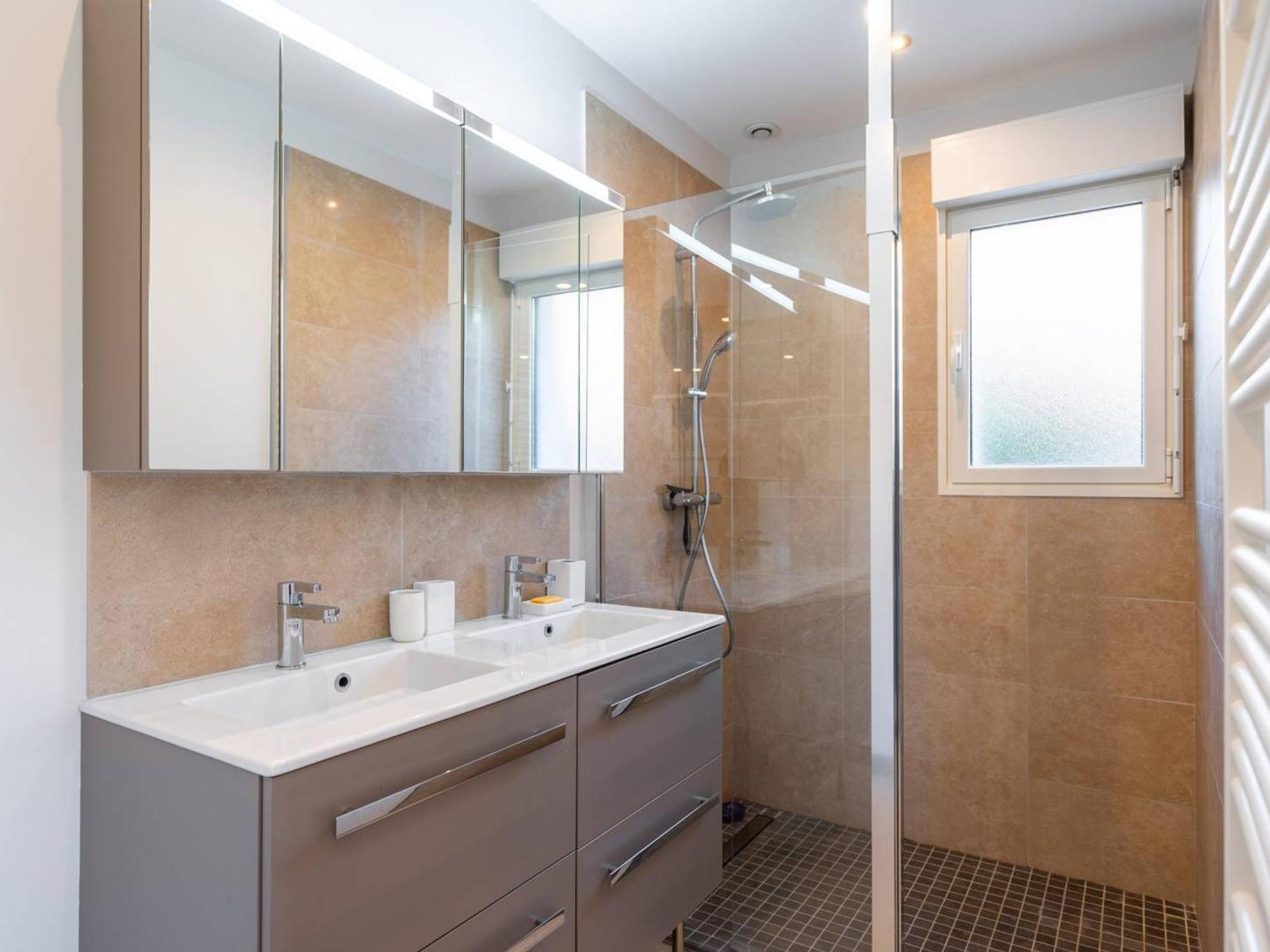 Maison Spacieuse Avec Wi-fi Et Parking, Proche - Fr-1-821-16